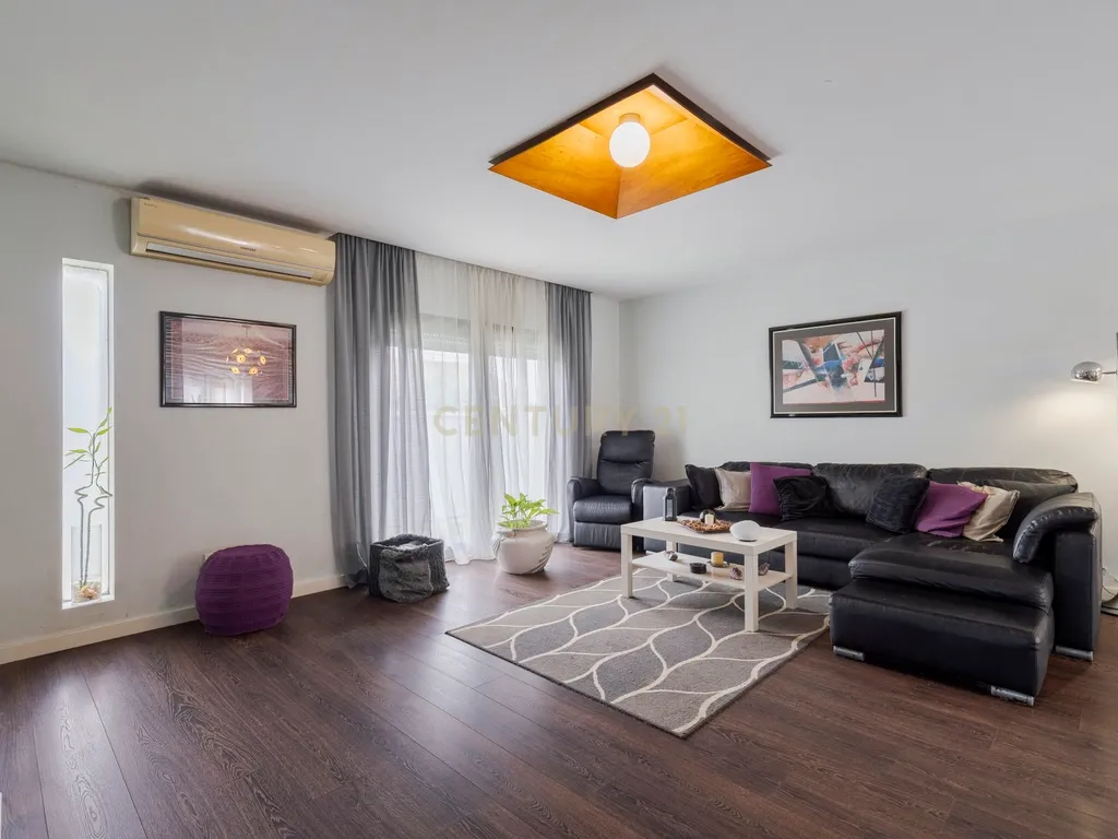 Moradia familiar T6 com anexo T1 independente, num lote com 510m² no Botequim – Charneca da Caparica, Almada - Image 5
