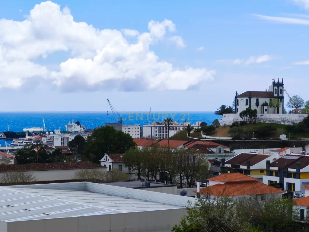 Apartamento T2 em Ponta Delgada com Garagem e Varanda - Image 2
