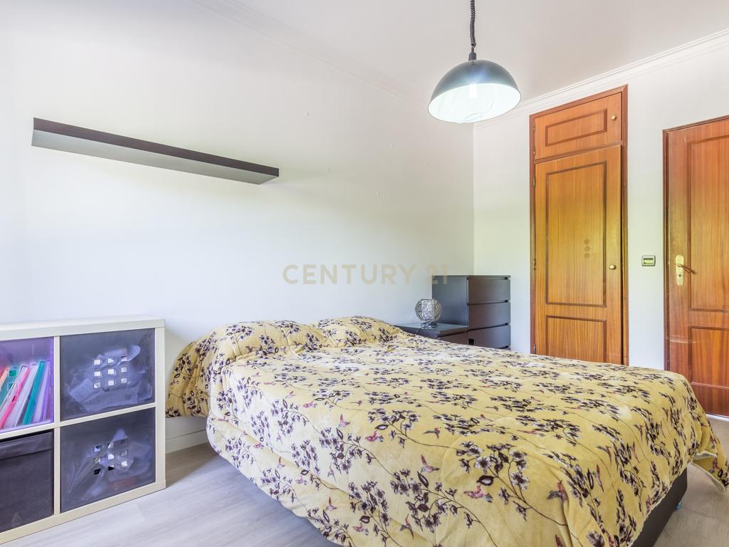 Apartamento T3 com 2 varandas em Almada - Image 13