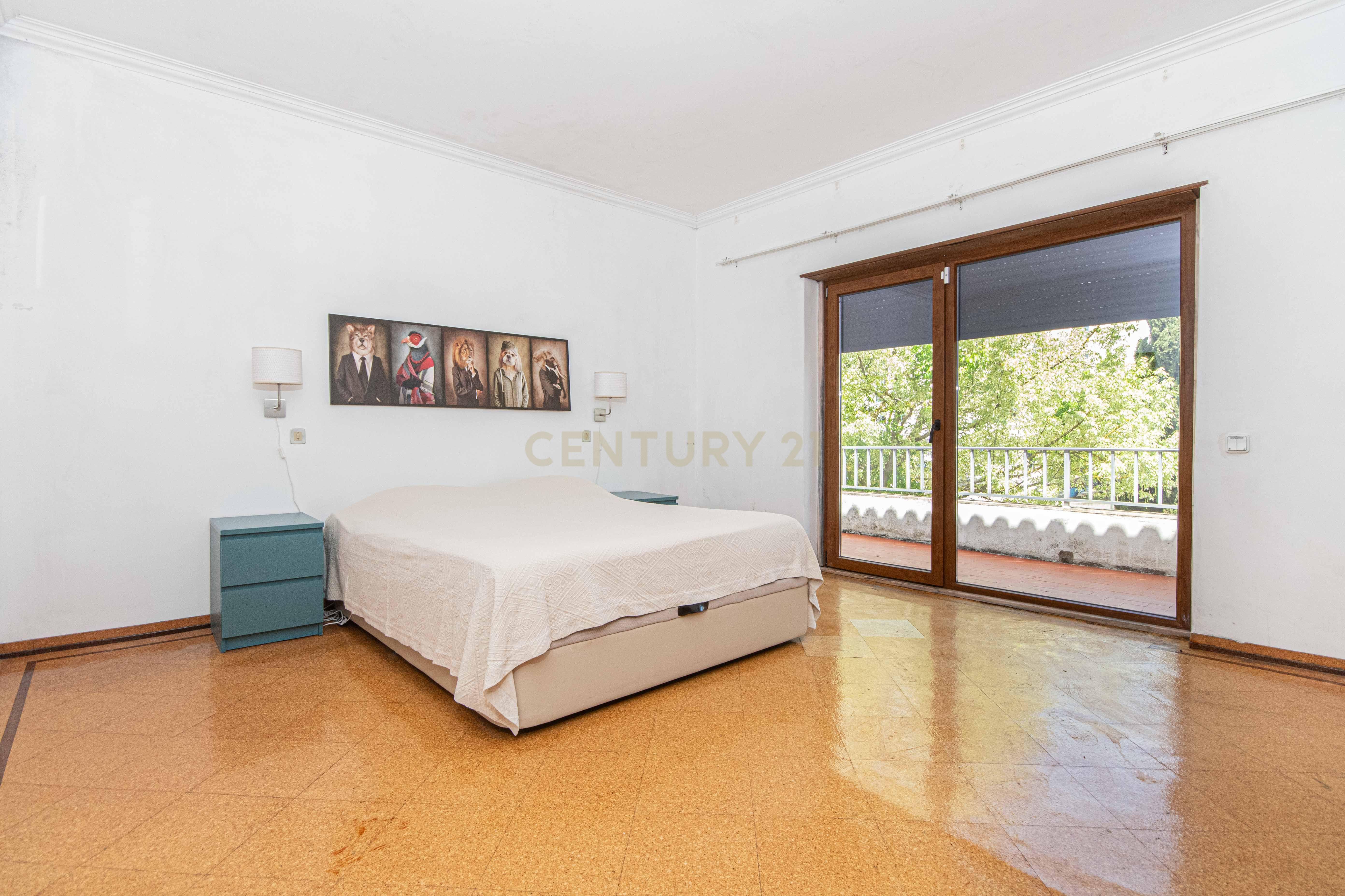 Moradia T6 no centro do Montijo com jardim e garagem - Image 41