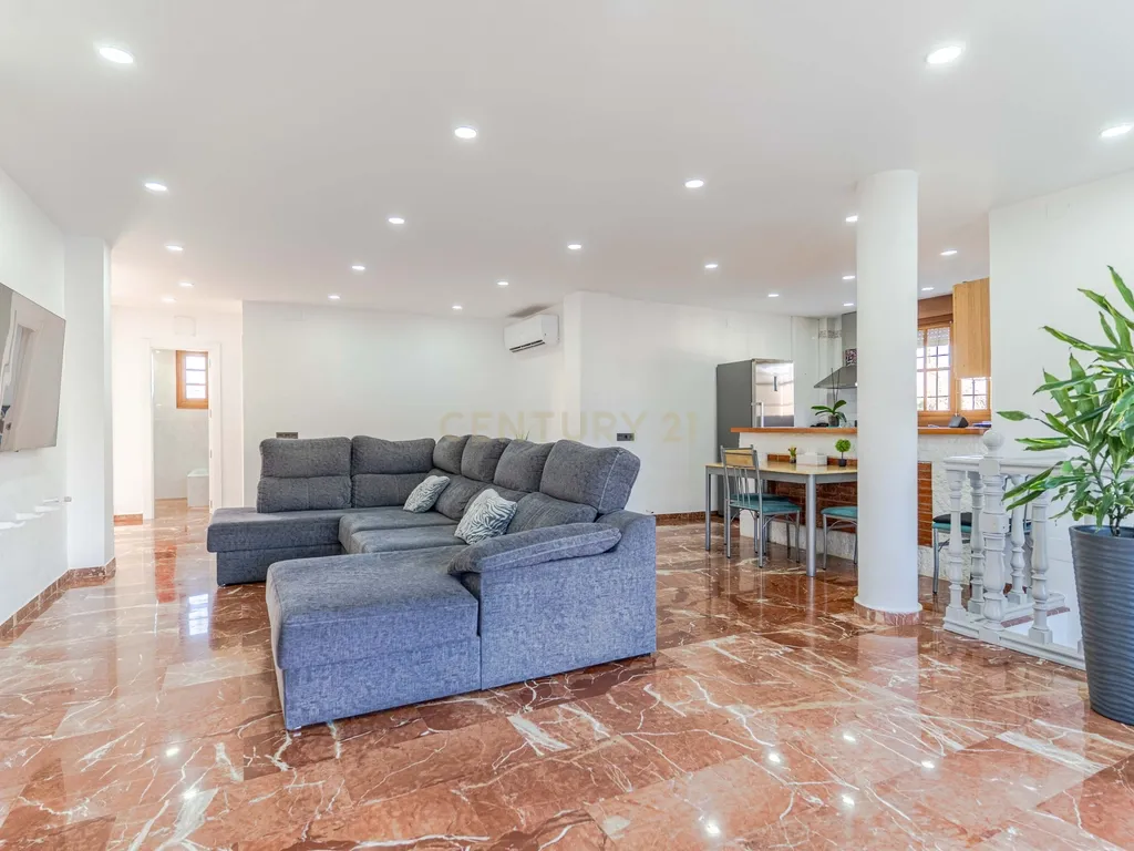 Moradia isolada em Otura com um terreno de 1.250 m², piscina, jardim e espaços para viver em paz - Image 11