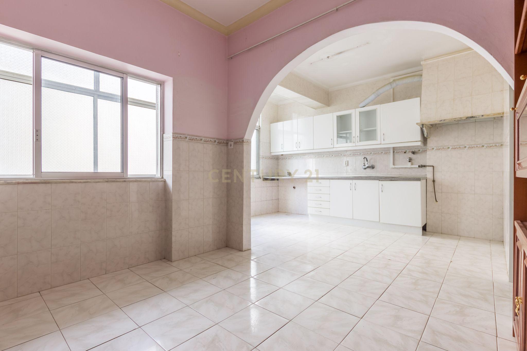 Apartamento T3 em Barreiro com Excelente Localização e Luz Natural - Image 6