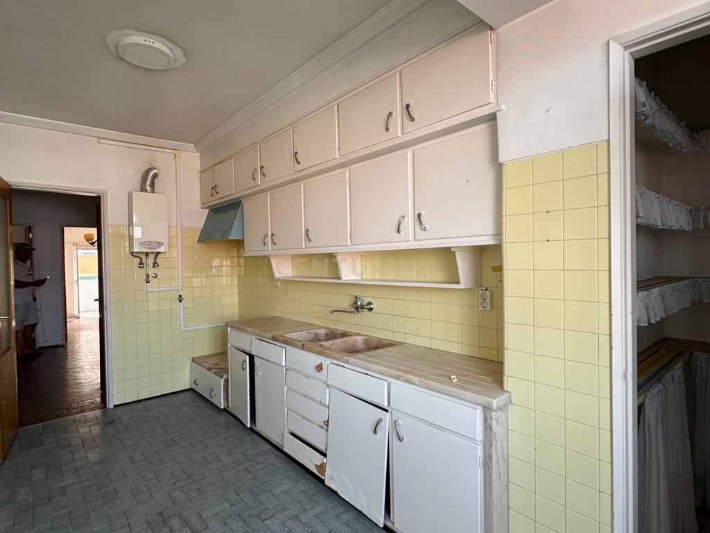 Apartamento T4 em Almada em frente ao metro de superfície! - Image 2