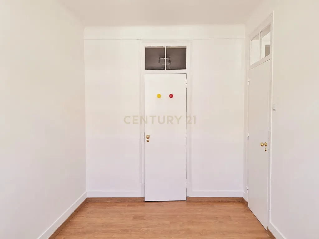 Apartamento T3+2 para Arrendamento em Campolide - Image 9