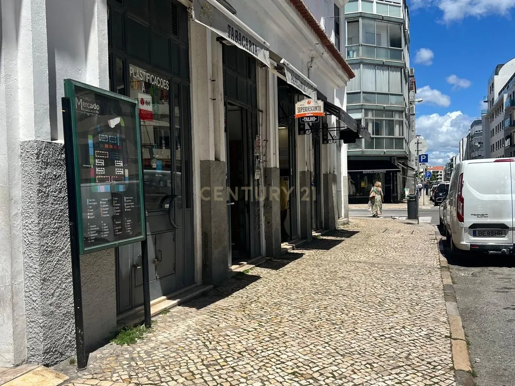 Oportunidade de Investimento em Campo de Ourique – Habitação + Loja Arrendadas com Garagem - Image 14