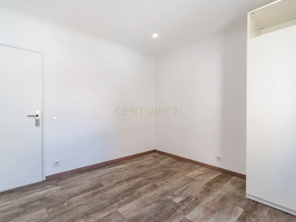 T4 Duplex totalmente renovado no Bairro do Progresso – Silves - Image 16