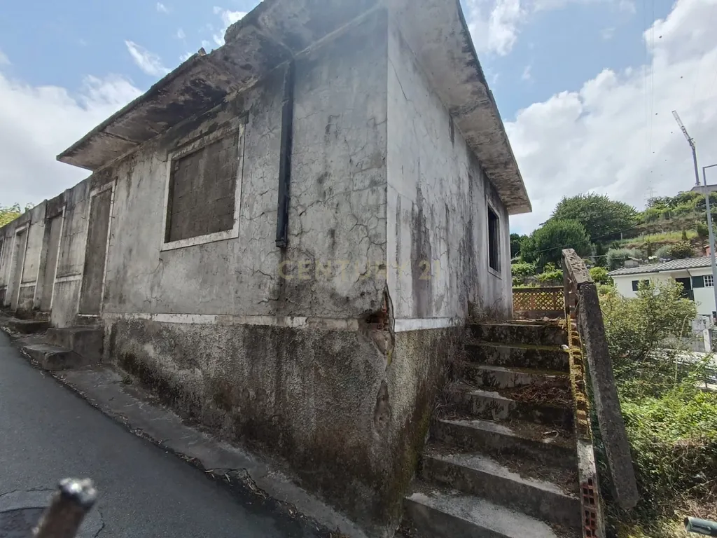 Grande moradia em ruina com terreno junto ao ribeiro, para reconstrução, nas Lages, em Stª Marinha do Zêzere, Baião, Porto. - Image 10