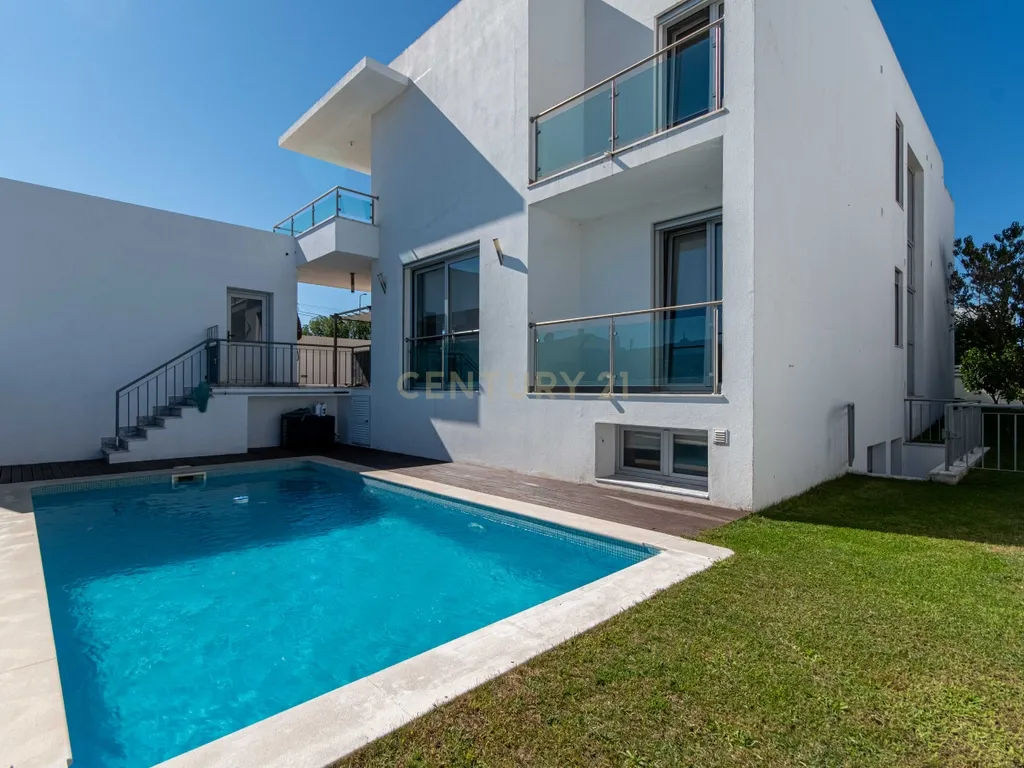 Moradia Isolada de Arquitetura Moderna com Piscina, Jardim e Garagem (Morelena /Pêro Pinheiro) - Image 1