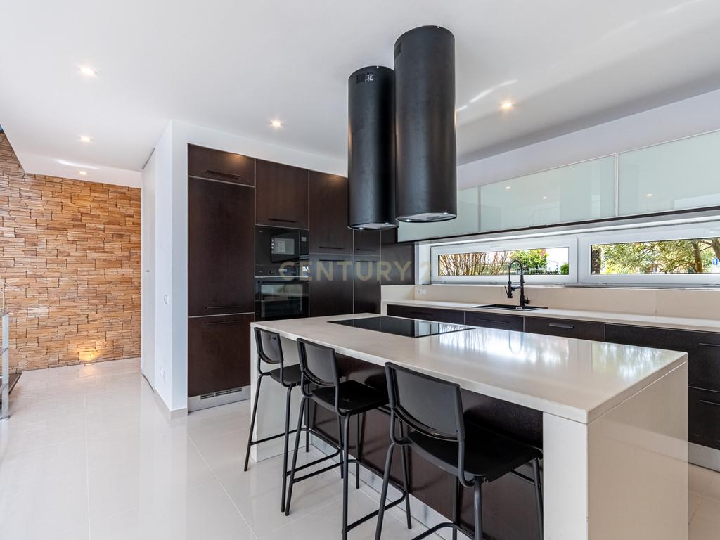 Moradia T3 com 3 Suites e Arquitetura Distinta em Samouco, Alcochete - Image 4