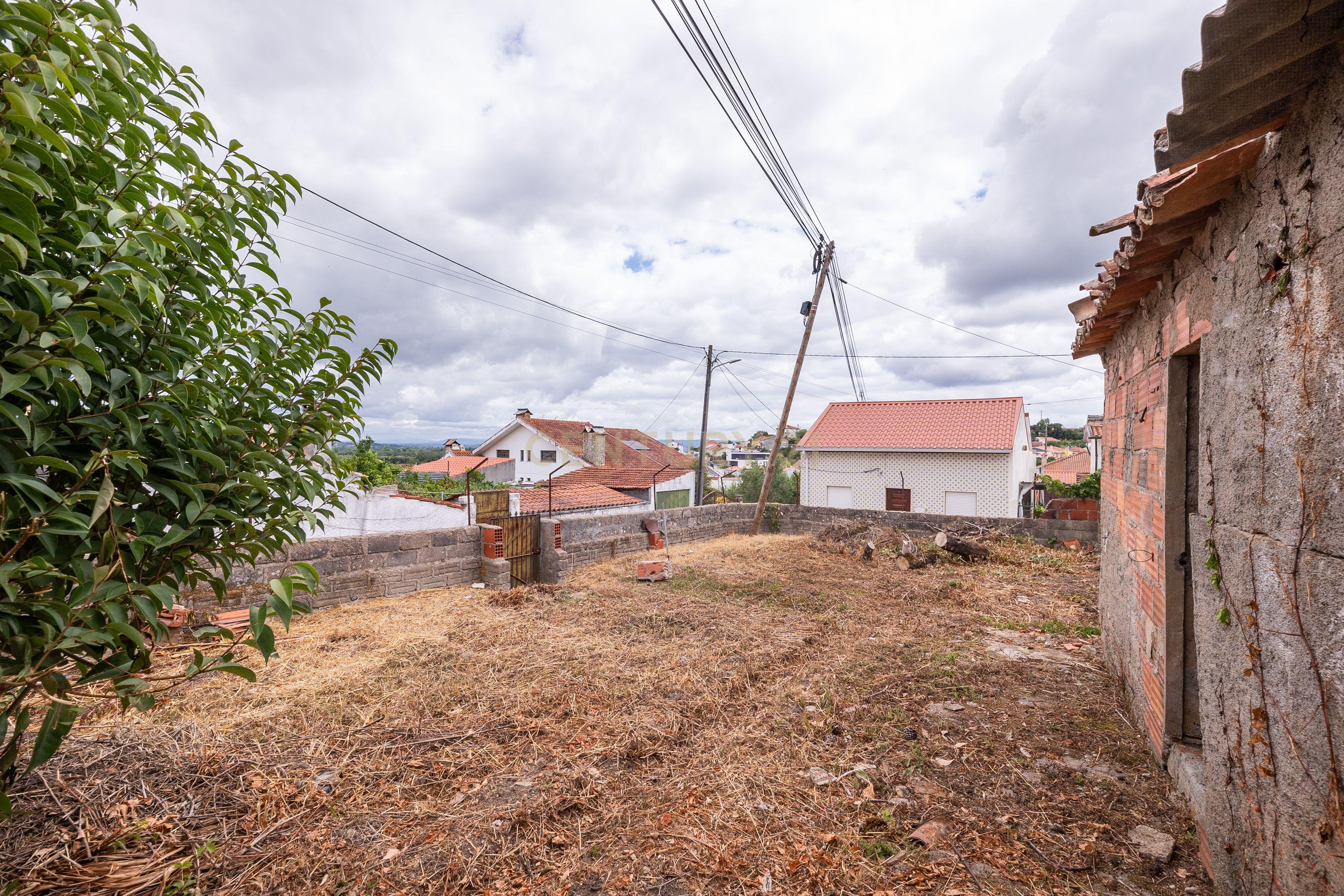 Fotografia 5 de Moradia com terreno e estacionamento para recuperar - Pereira do Campo - Coimbra