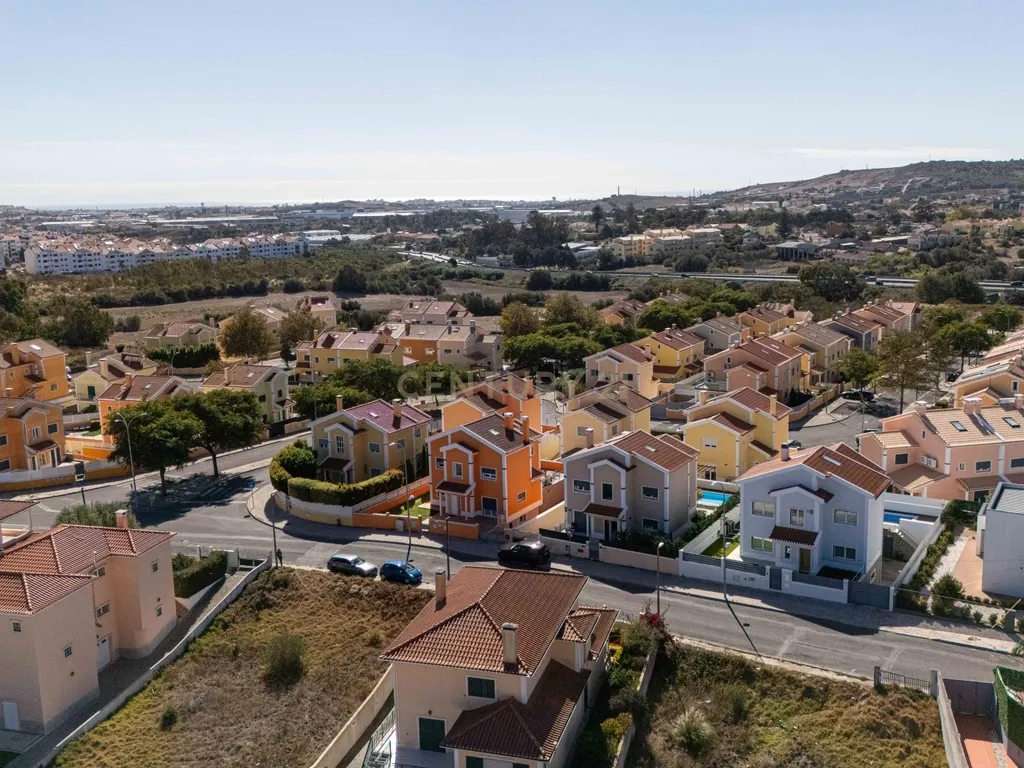 Moradia Independente T4+1 com Piscina, 321 m² de Construção e Garagem para 5 Viaturas | Albarraque, Rio de Mouro - Image 56