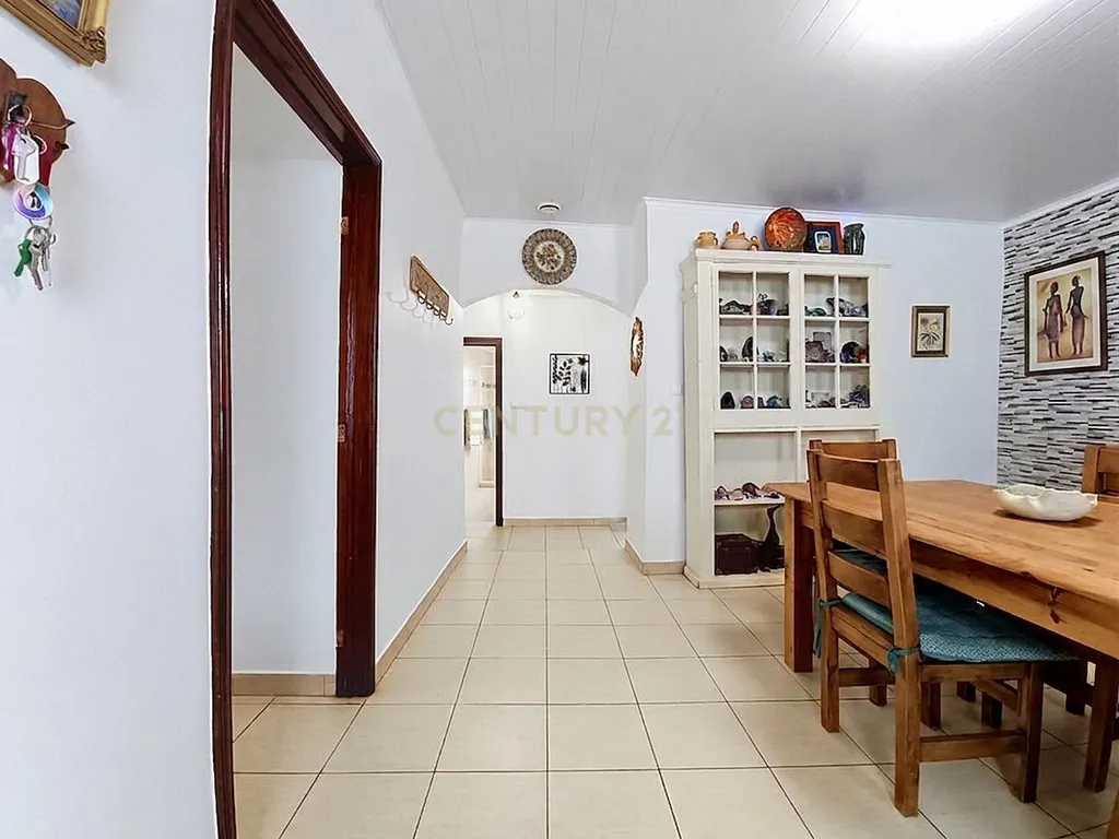 Moradia T2 no Centro da Vila do Nordeste | Jardim e Excelente Potencial de Investimento - Image 12