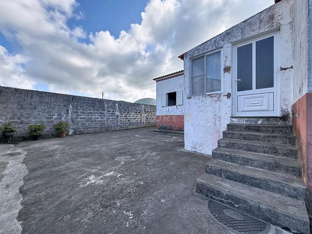Moradia T3+1 térrea com garagem, jardim e amplo terreno — Aflitos, Fenais da Luz - Image 34
