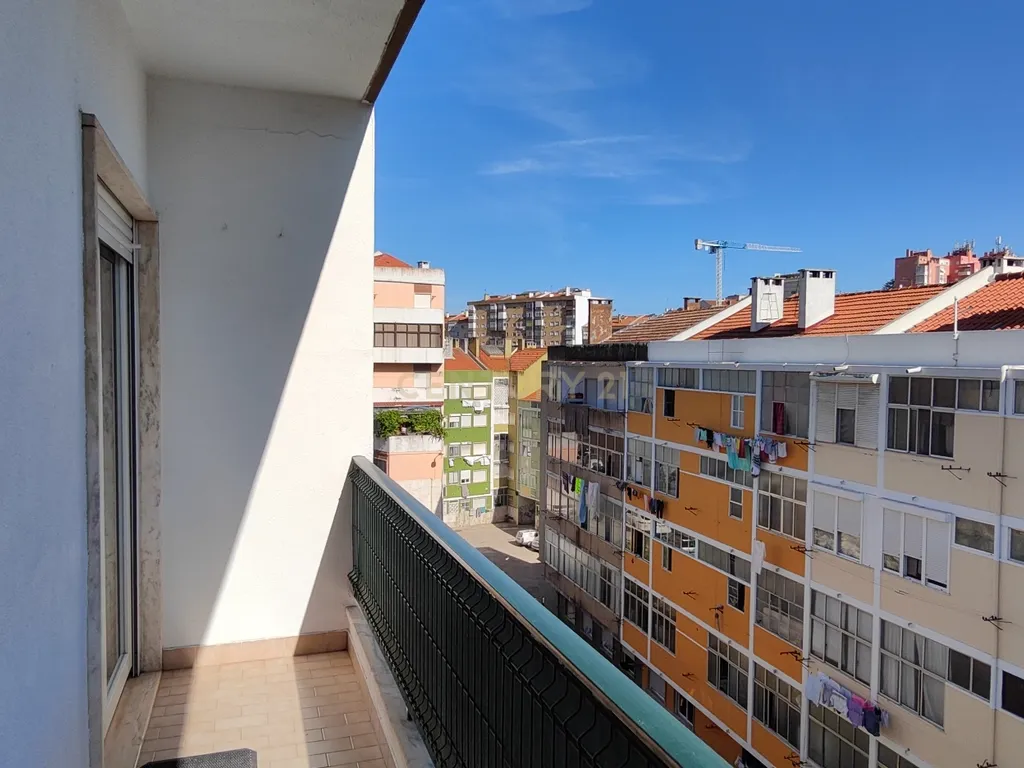 Apartamento T2 Mobilado com Varanda e Garagem - Image 2