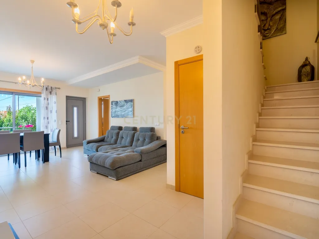 Apartamento Duplex em condomínio privado com piscina, e grande zona verde. - Image 18