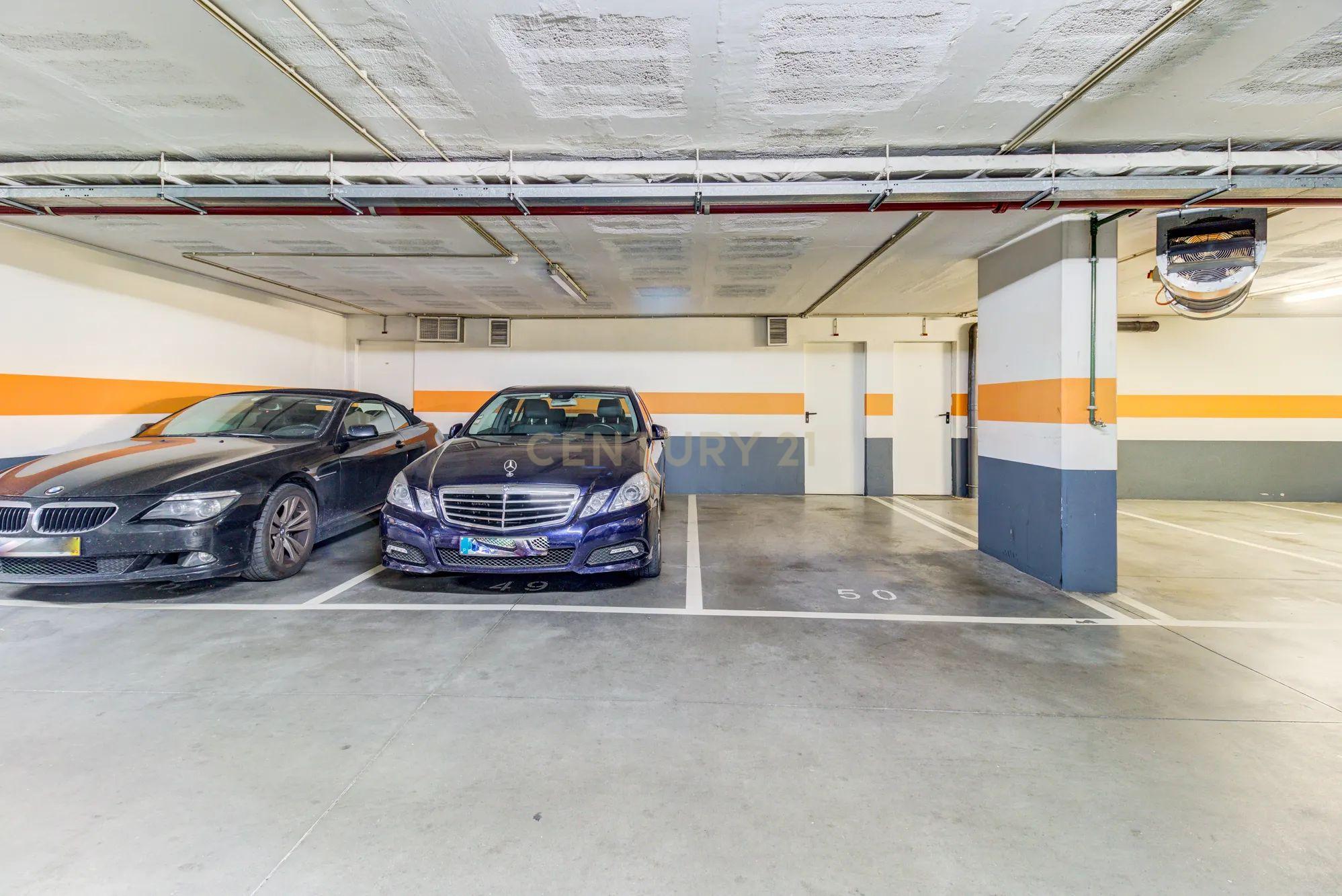 Apartamento T4, com 188m2, cozinha equipada e 2 lugares de garagem - Image 29