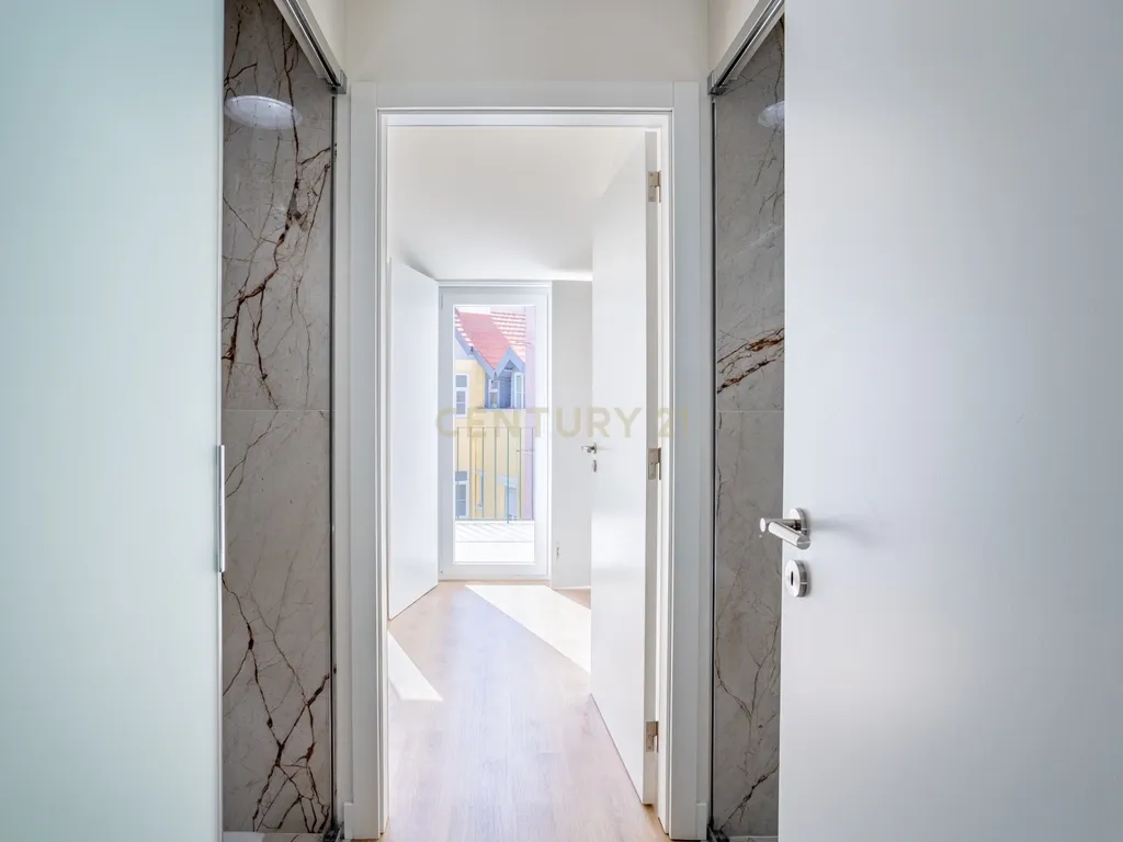 Duplex T3 para Venda, em Campolide – Pé-Direito Duplo, Terraço e Classe Energética A | 940.000 € - Image 23