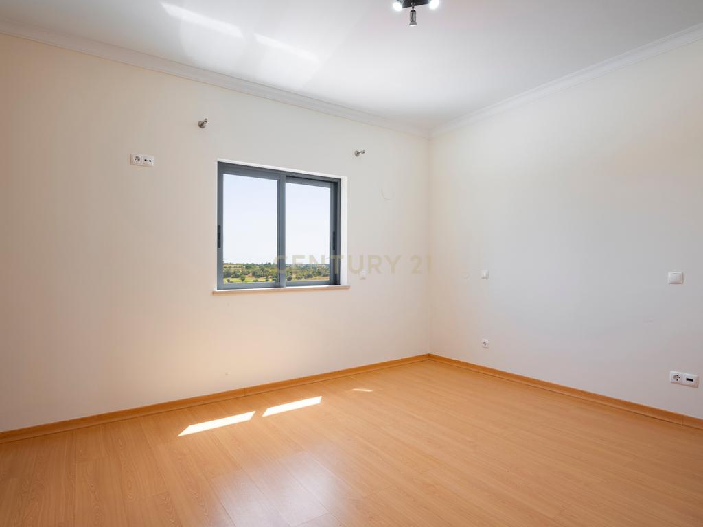Moradia T3+1 em excelente estado com piscina e garagem, junto ao novo golfe! - Image 10