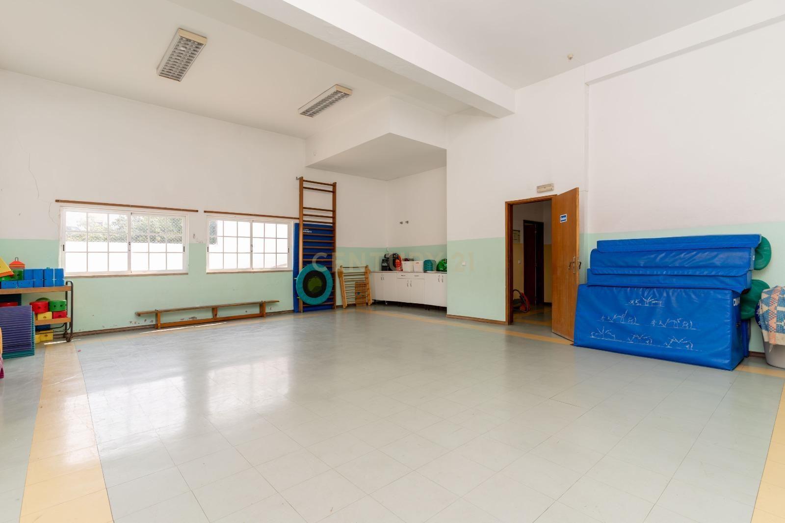 Fotografia 2 de Excelente Oportunidade na Arrentela - Espaço Comercial com Potencial para Habitação