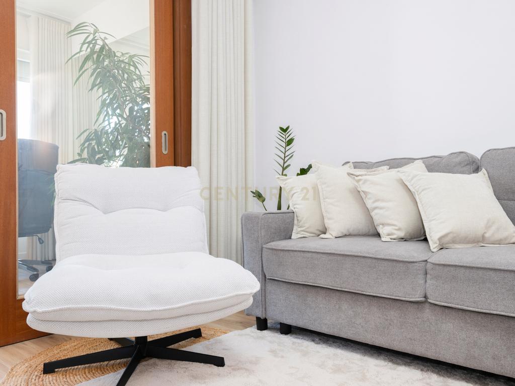 Apartamento T1 + Escritório totalmente remodelado - Image 10