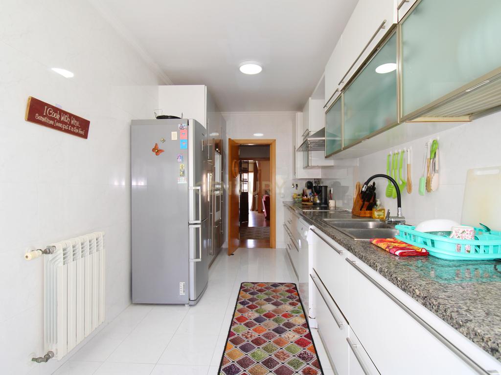 Apartamento T4 com Parqueamento, nas Caldas da Rainha - Image 23