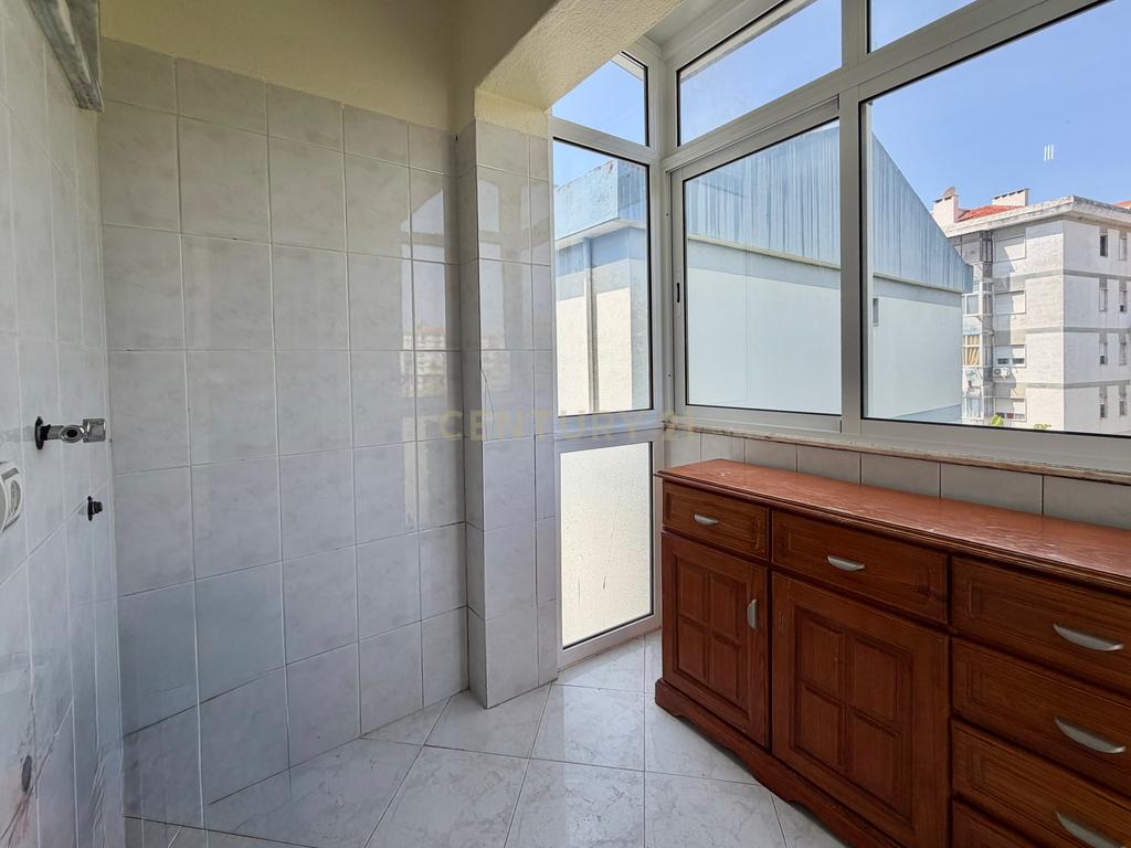 Apartamento T3 transformado em T2 | Amora - Image 4
