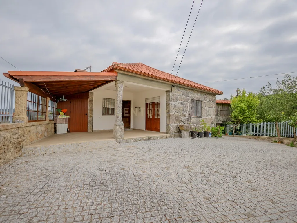Moradia Renovada em Aboim da Nóbrega Gondomar e Vila Verde, Braga - Image 1