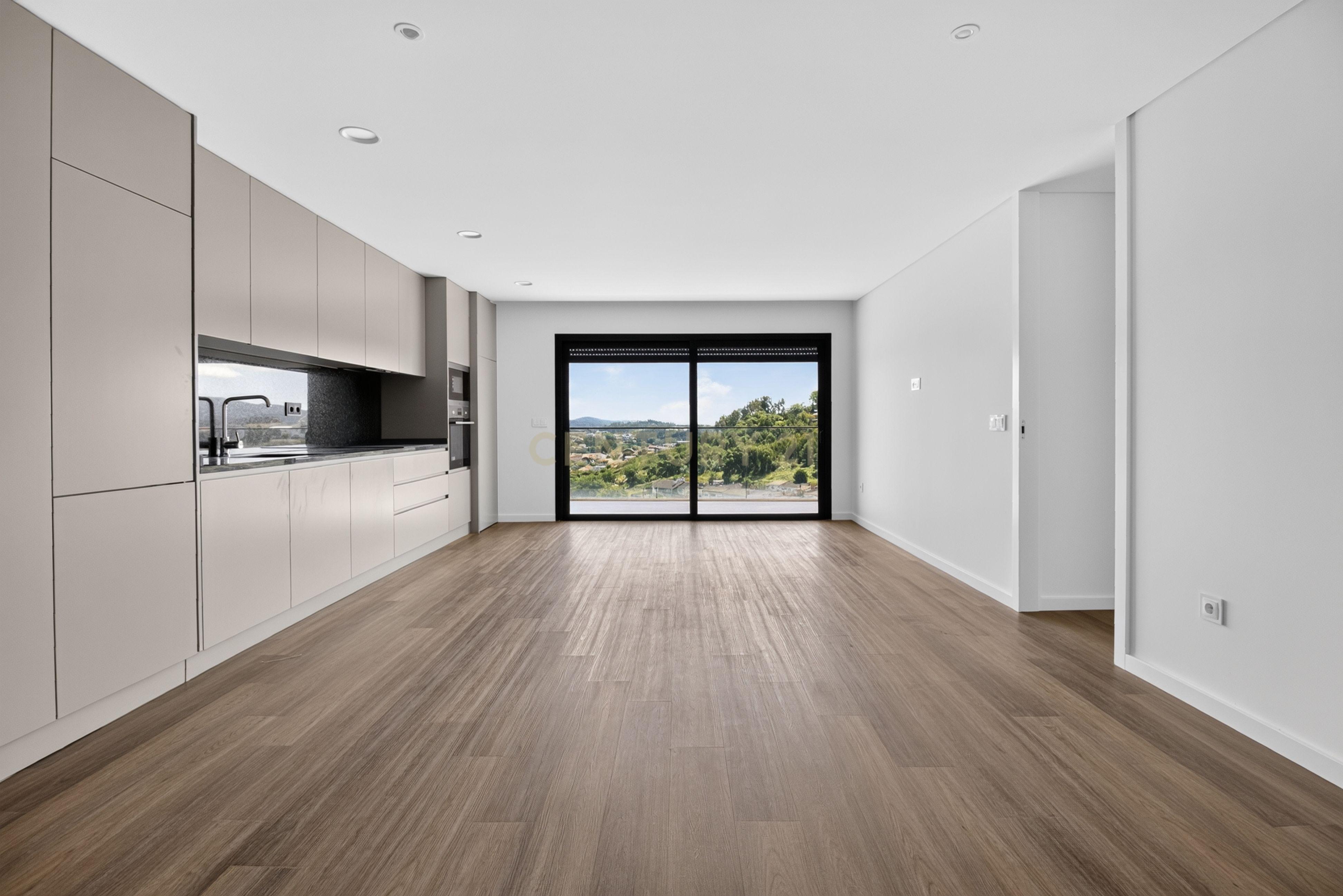 Fotografia 9 de T3 Novo em Ferreiros, Braga | Suíte e 2 Quartos com Closet e Varanda Panorâmica