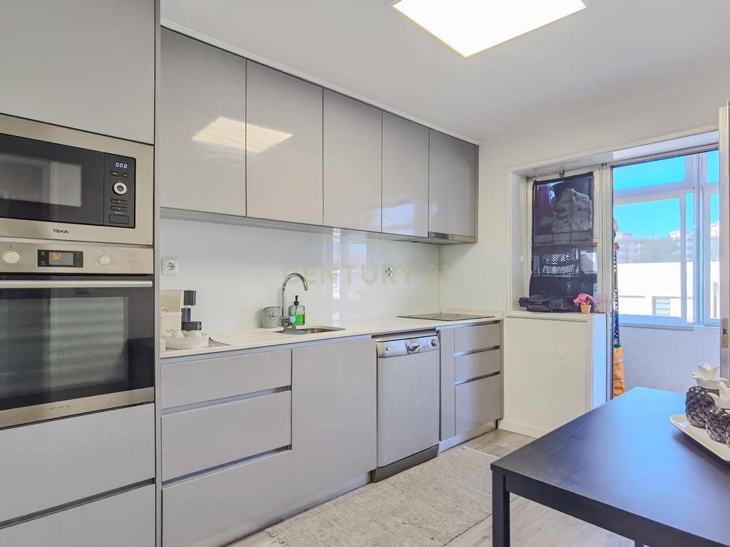Apartamento T2, de 2 frentes, localizado em Rio Tinto, com Sótão e Garagem Box - Image 9