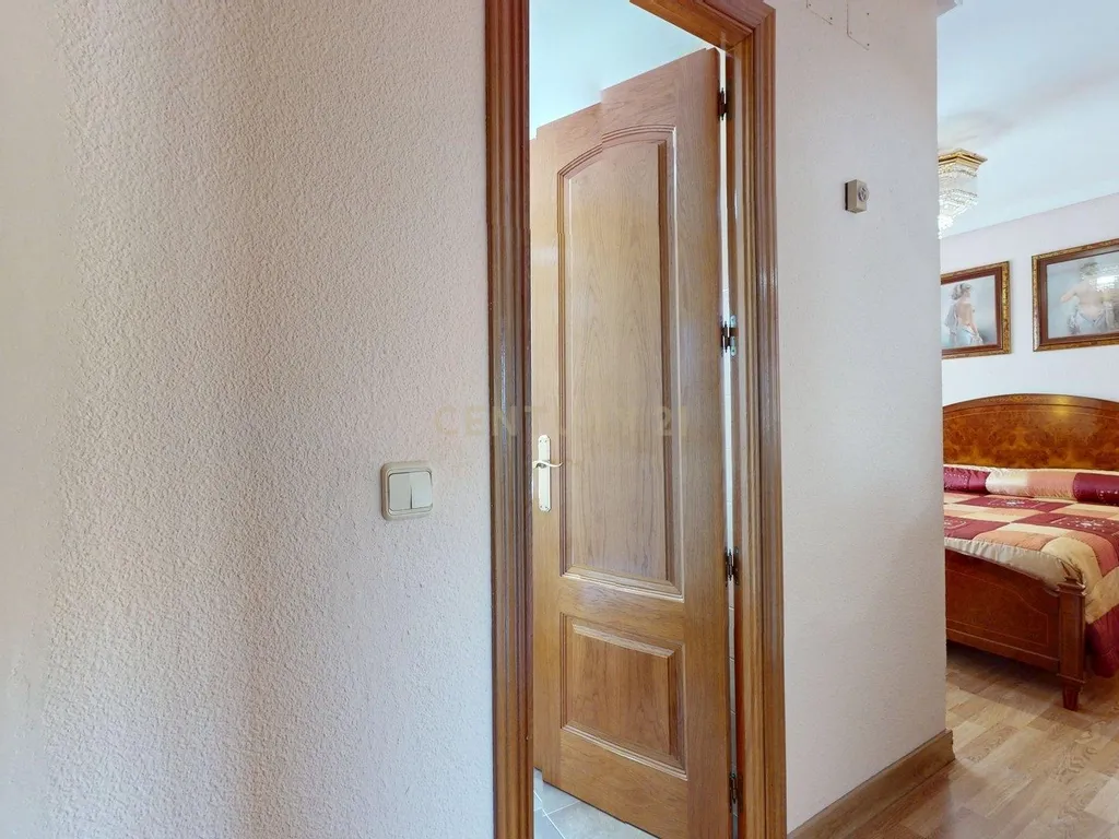 Apartamento Espaçoso com Vista para a Cidade e Montanha em Madrid - Image 34