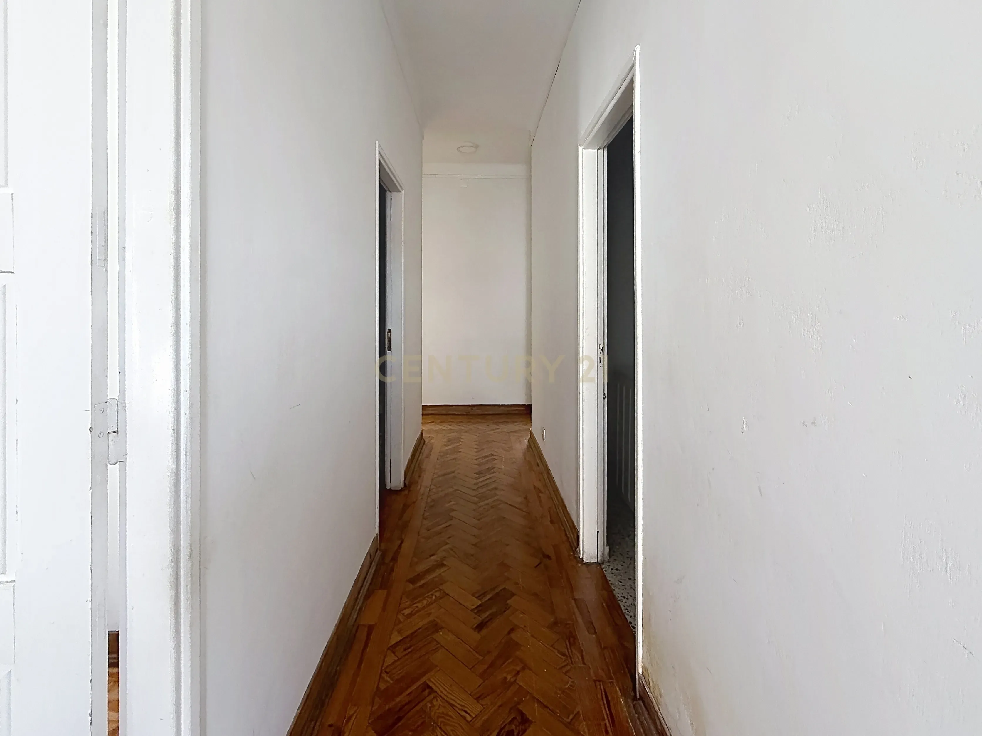 Fotografia 8 de Predio historico T3  no centro de Valado de Frades excelente investimento