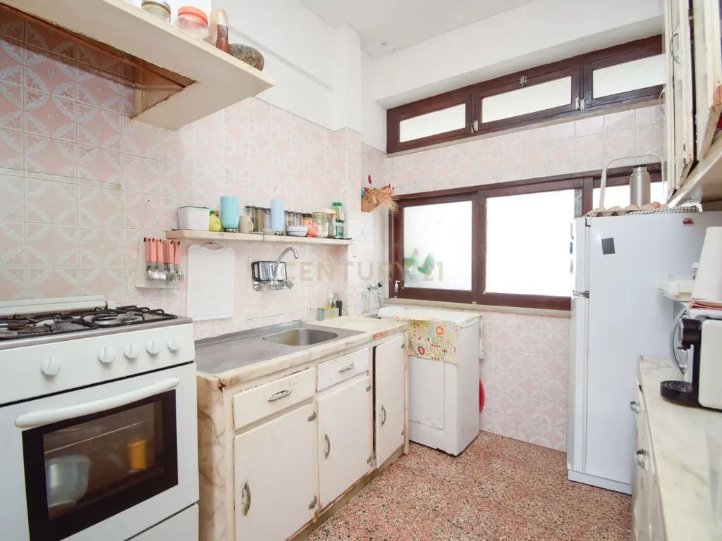 Apartamento T2 em zona central, inserido em prédio com 2 elevadores - Image 10
