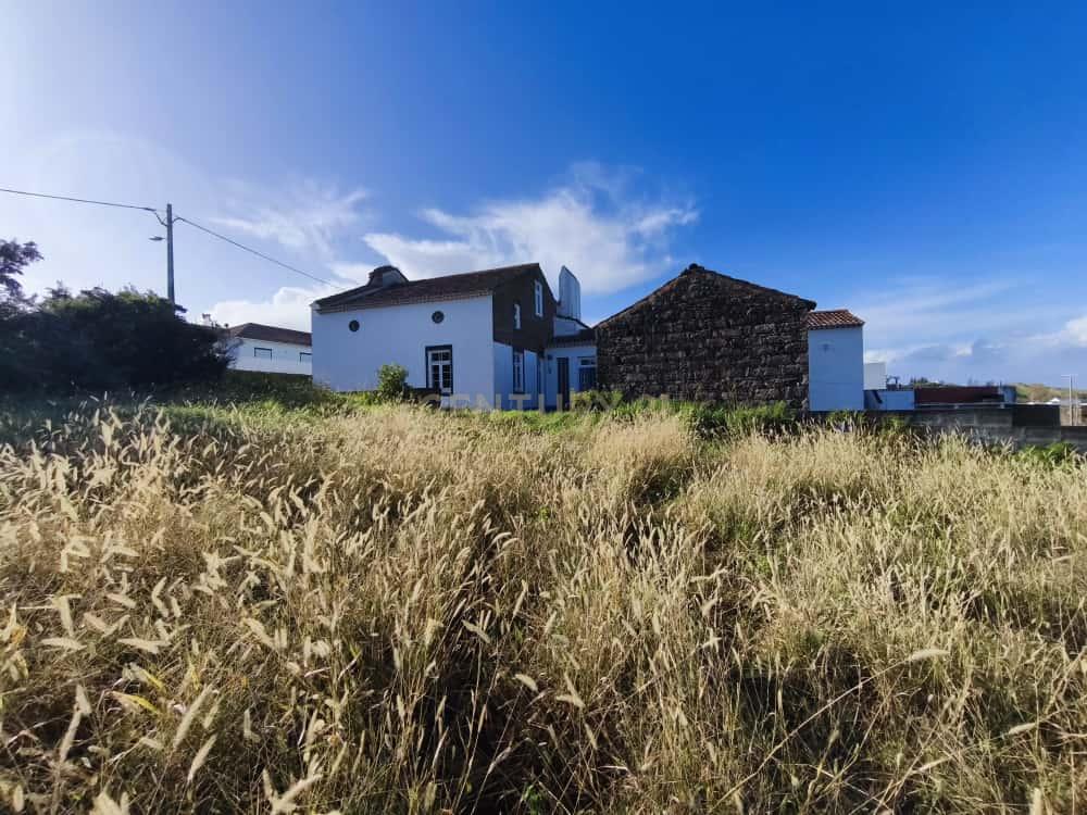 Rústico de Luxo – Moradia Renovada com Vista Mar Deslumbrante - Image 8