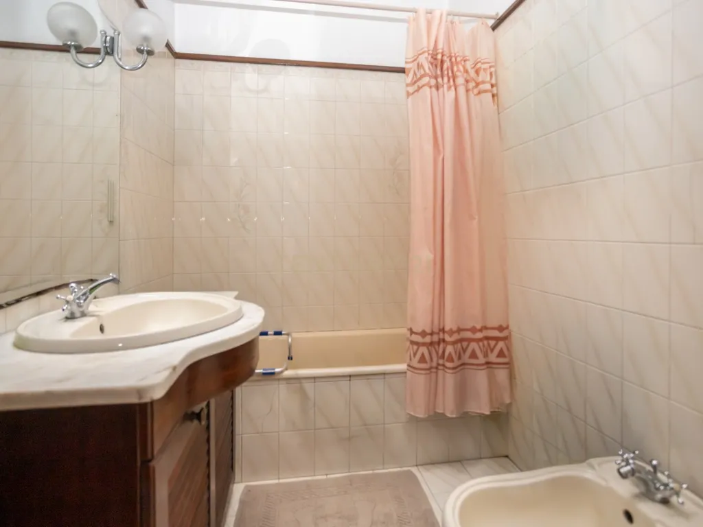 Duas moradias, um terreno com 650 m² e uma vista privilegiada para a Serra de Sintra - Image 20