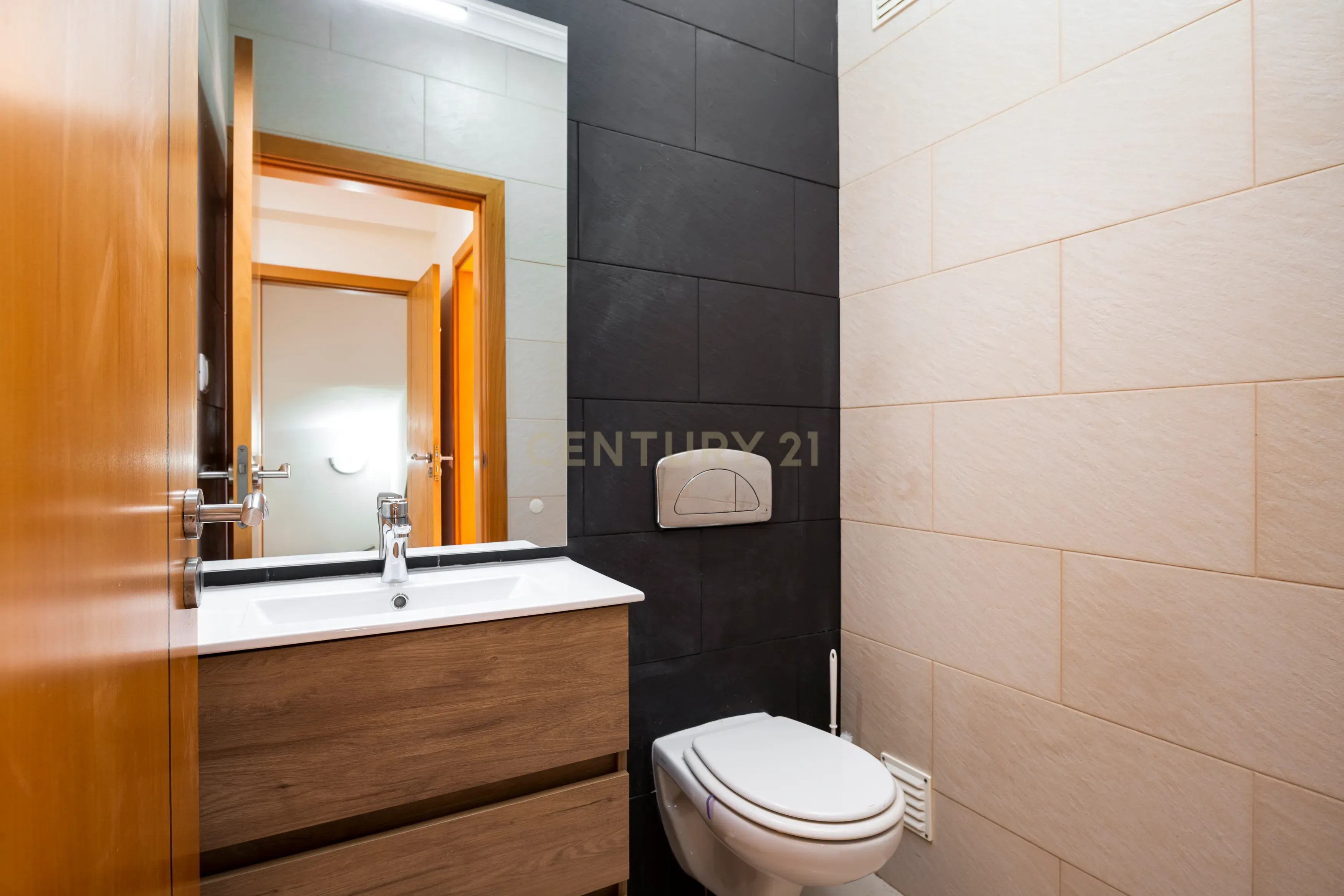 Fotografia 9 de Moradia T3+1  em excelente estado com piscina e garagem, junto ao novo golfe!