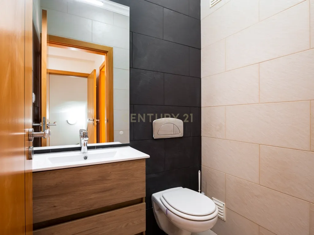 Moradia T3+1 em excelente estado com piscina e garagem, junto ao novo golfe! - Image 9