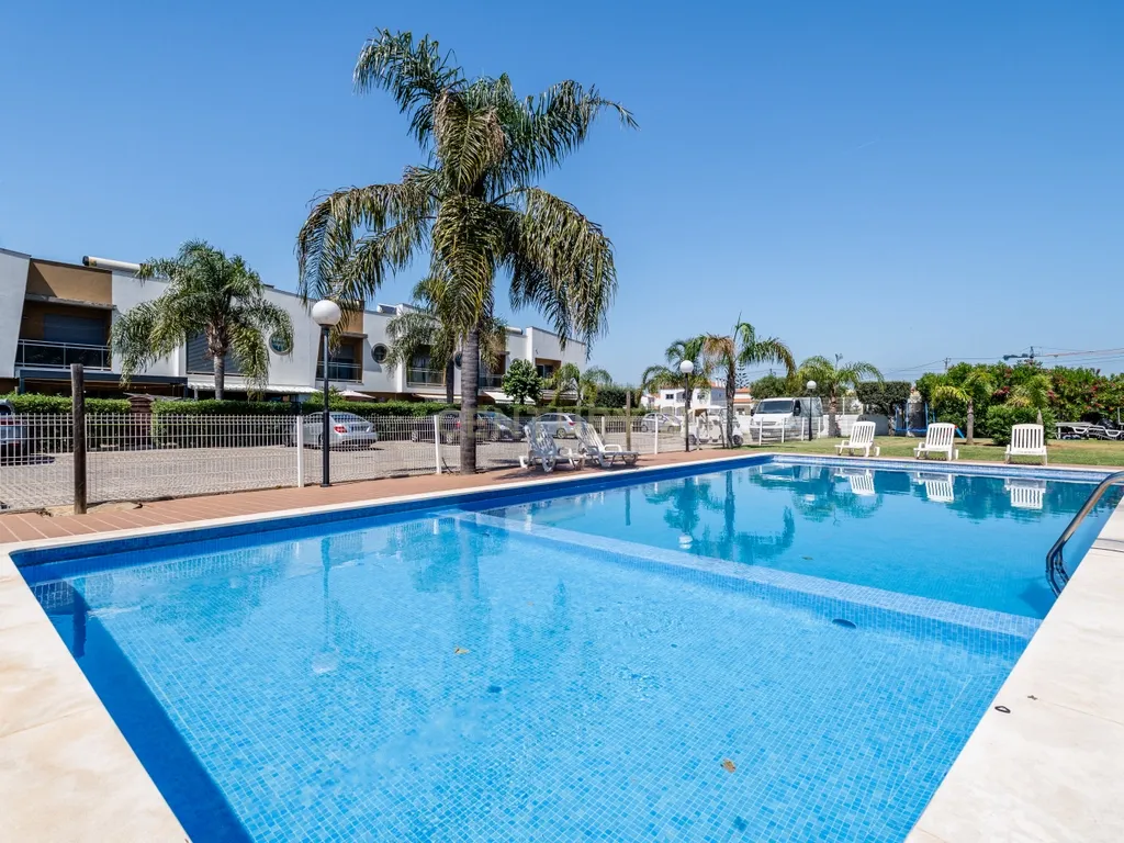 Moradia T3, com piscina, inserida num Condomínio Familiar – Ferreiras, Albufeira - Image 2