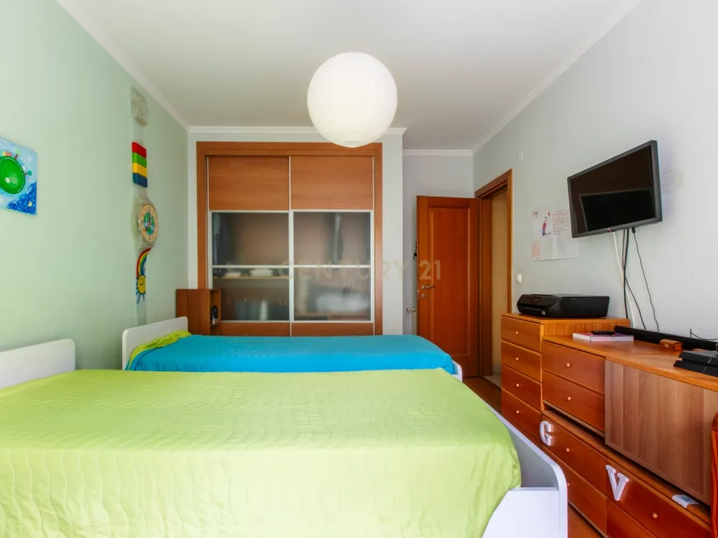 Espaçoso T3 com Varanda em Caparica, Almada - Image 23