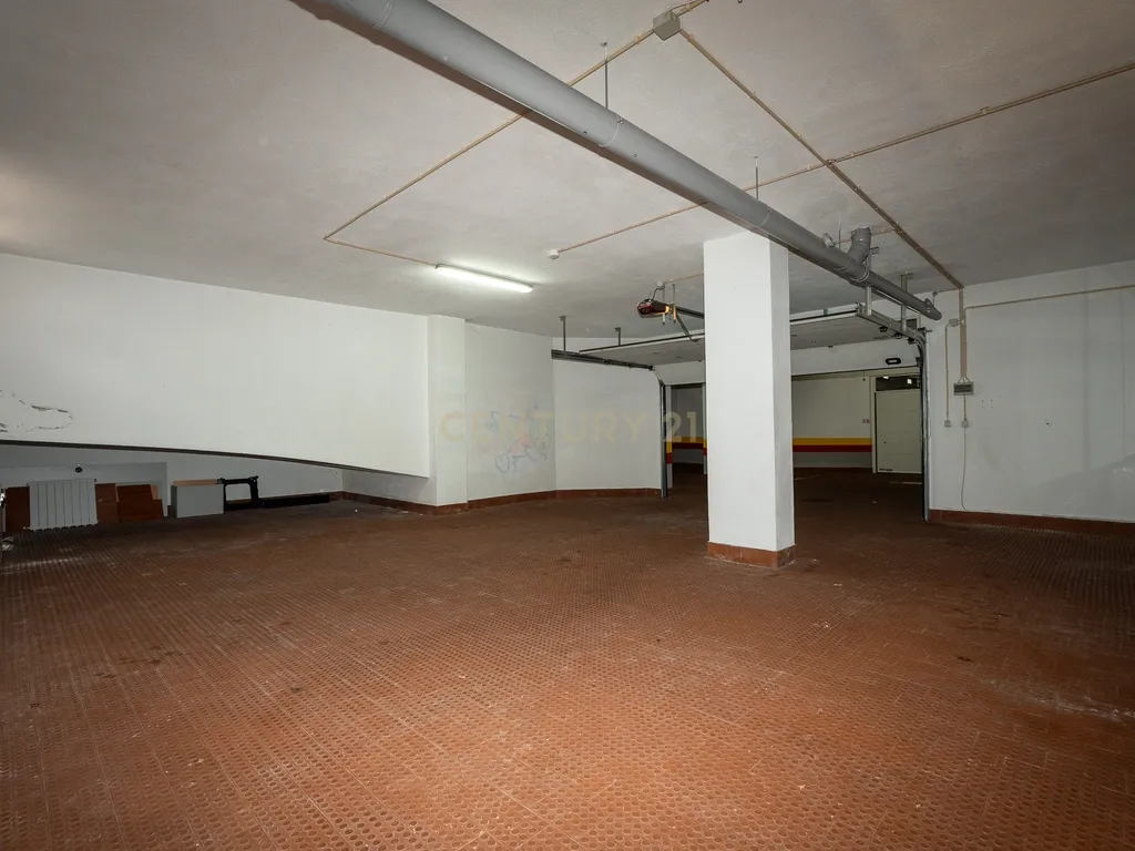Apartamento de tipologia T3, com 2 varandas, 2 WC e box para 4 viaturas, situado no Jardim da Amoreira - Ramada em Odivelas. - Image 56