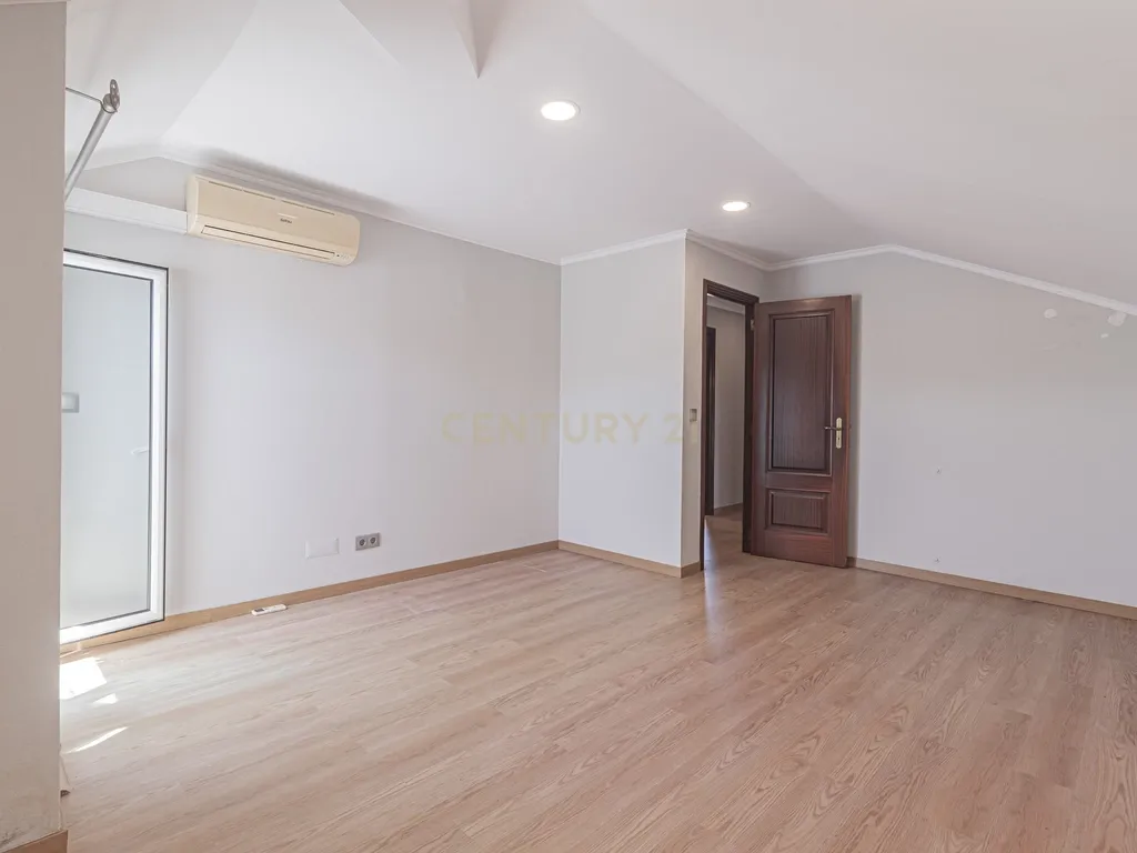 Moradia T4 em Vila Nova - Bucelas - Image 36