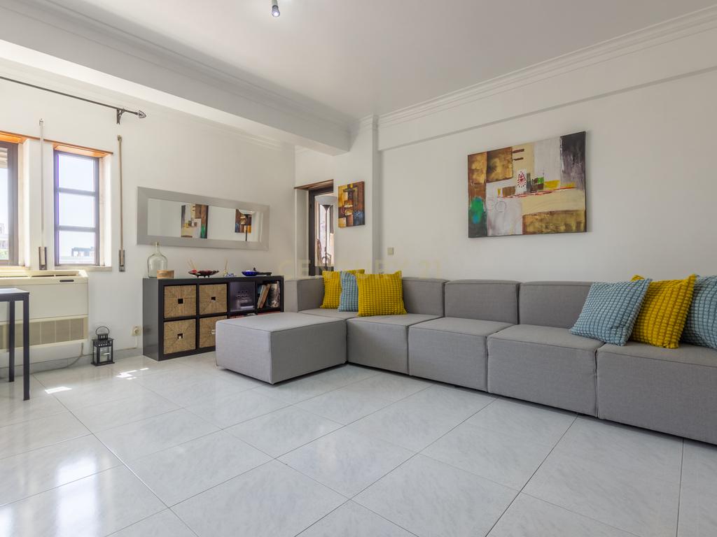 Apartamento T3 com 2 varandas em Almada - Image 3