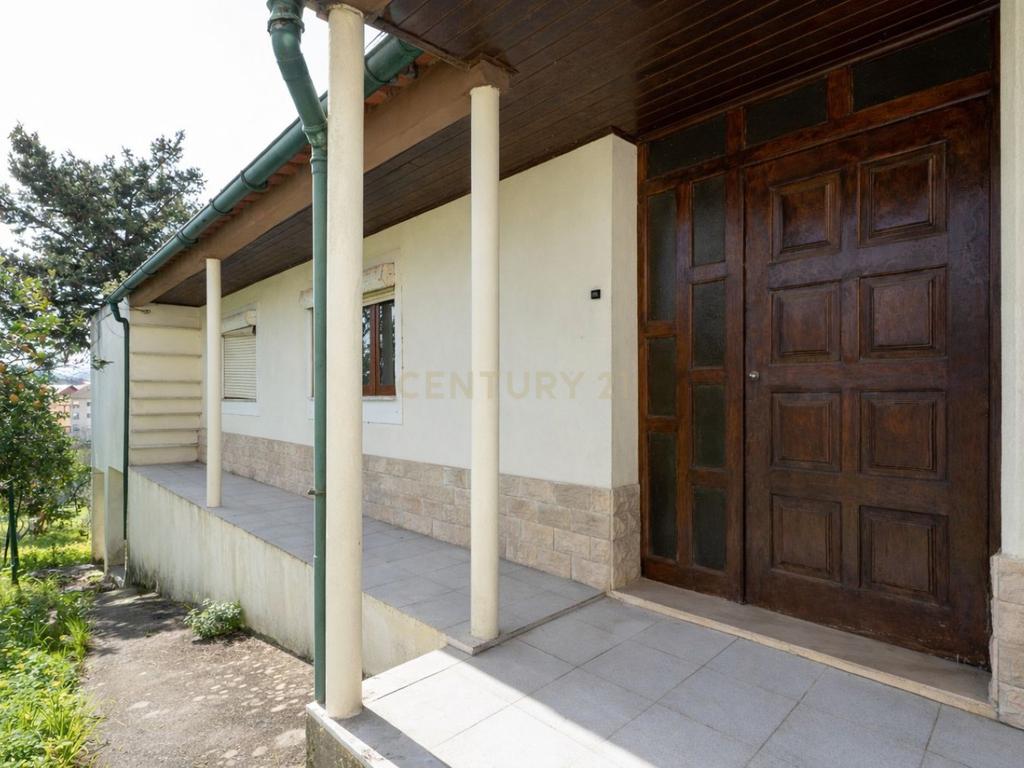 Excelente oportunidade de investimento no centro de São Martinho do Bispo, Coimbra. As referências C0289-01959 (moradia e terreno) e C0289-01957 (terreno) são vendidas em conjunto. - Image 2