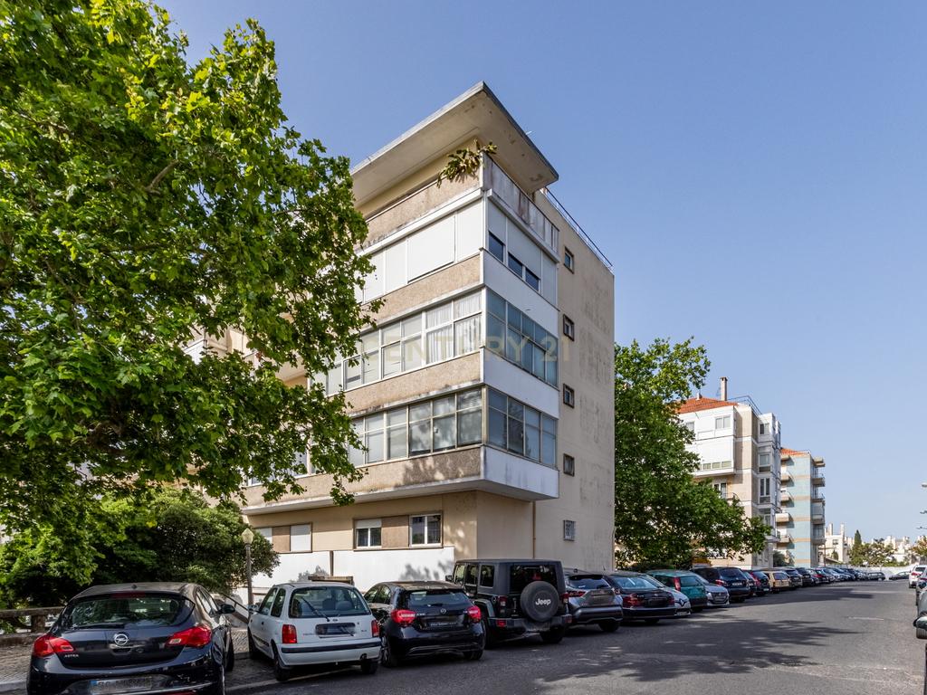 T2 Renovado em Belém, junto ao CCB, com Lareira e Ar Condicionado - Image 19