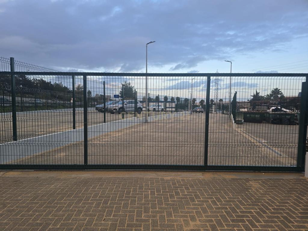 Cedência Espaço de terreno com uma área útil de 330 m² em Almada com Vista para a IC20 de Acesso Fácil - Image 5