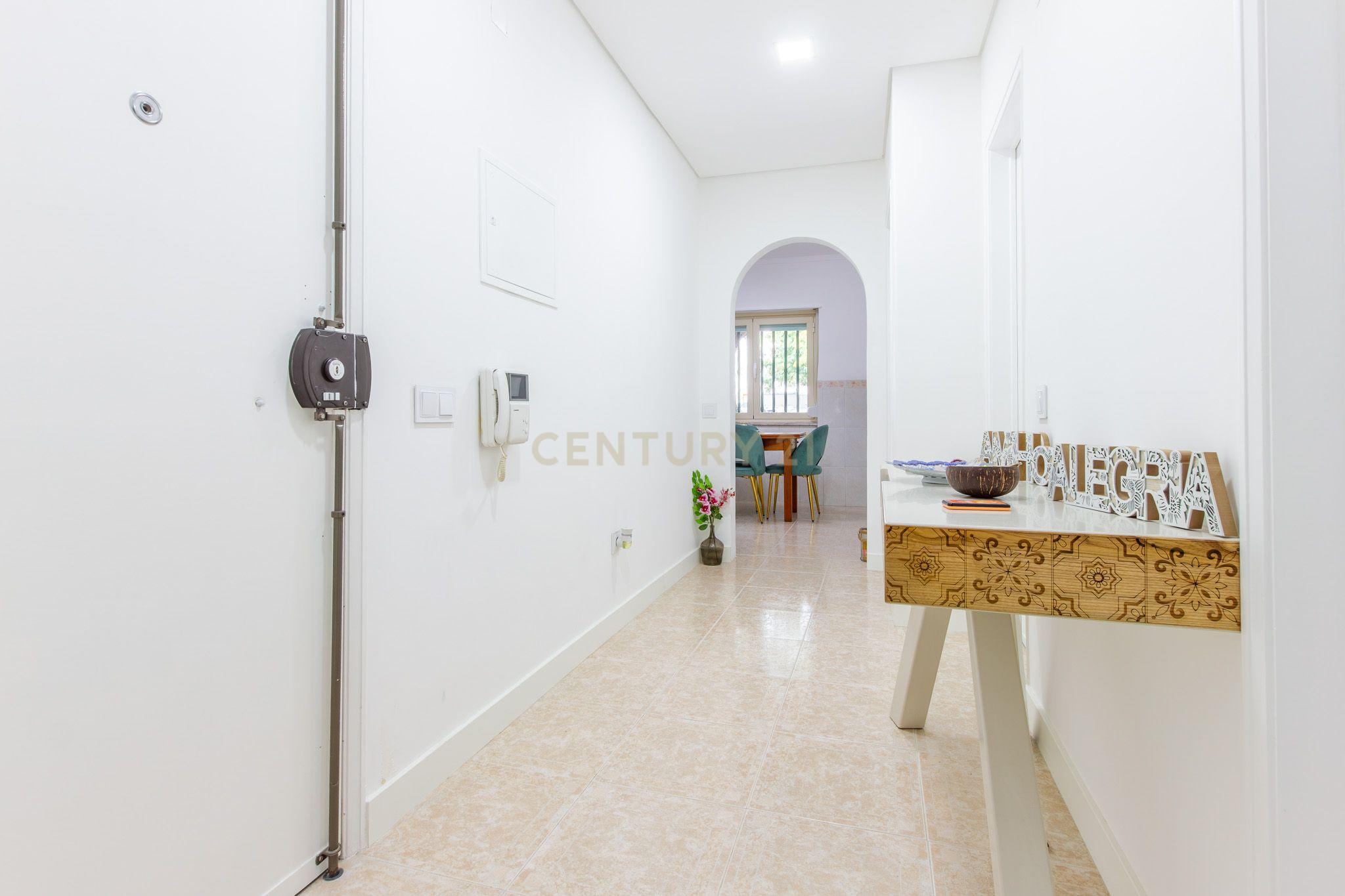 Apartamento originalmente T3, convertido em T2 (mas facilmente reversível em T3), localizado em Corroios, próximo de transportes, escolas e todo o tipo de serviços.