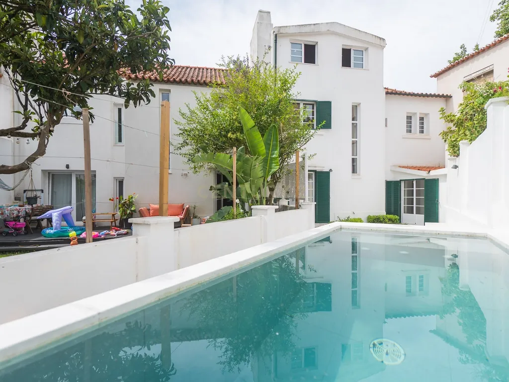 Moradia T3 + 1 Renovada com Jardim e Piscina em Penha de França, Lisboa - Image 1