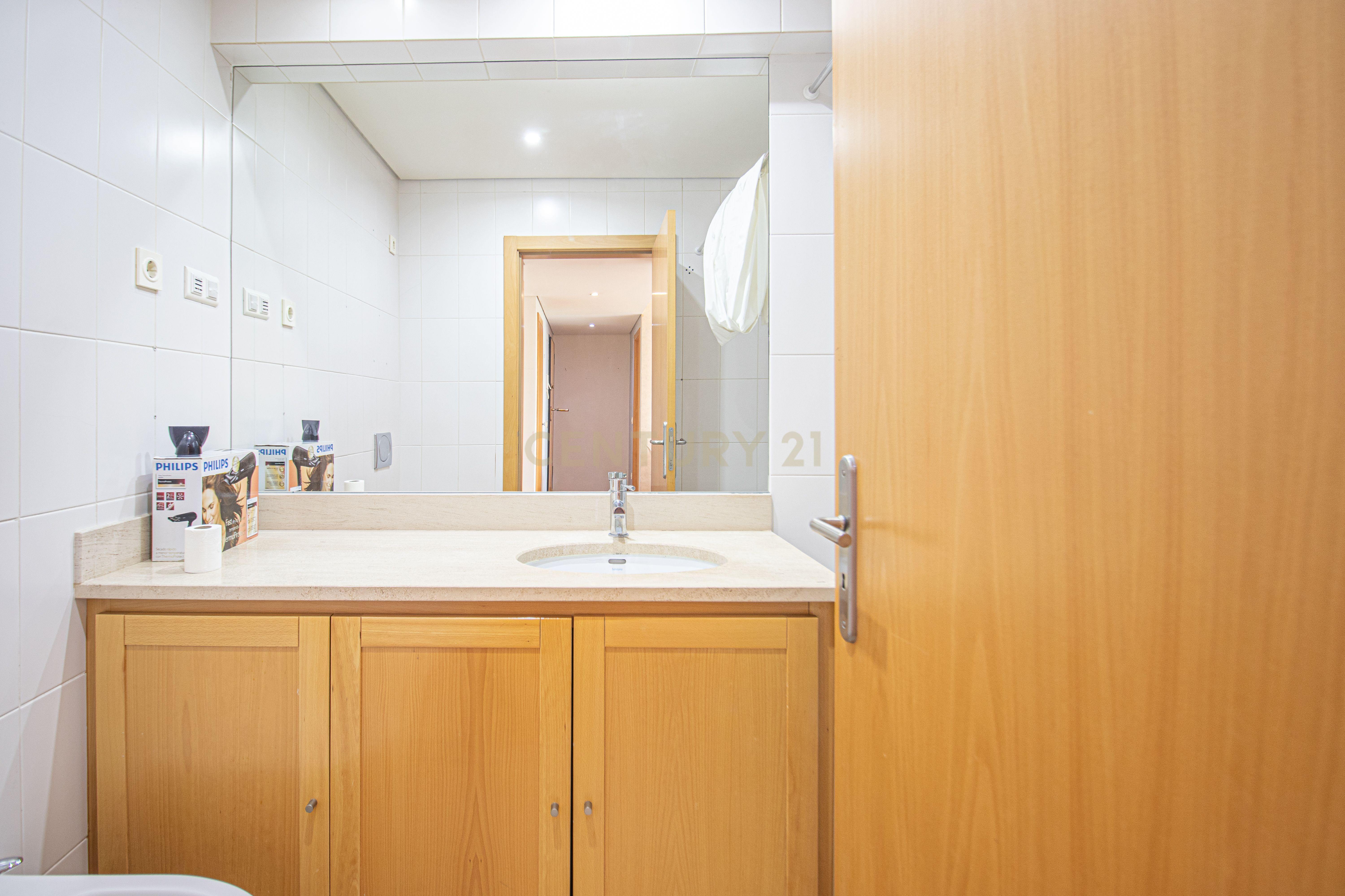 Fotografia 8 de Apartamento T1 com Garagem no Parque Nações