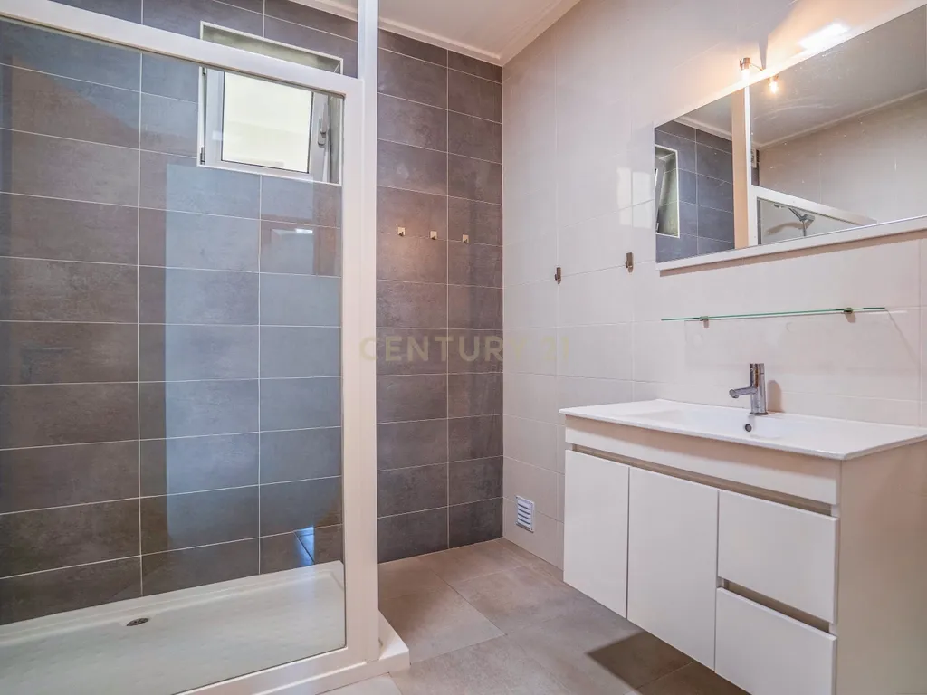 Apartamento T2 Condomínio Fechado Vista Baía - Image 14