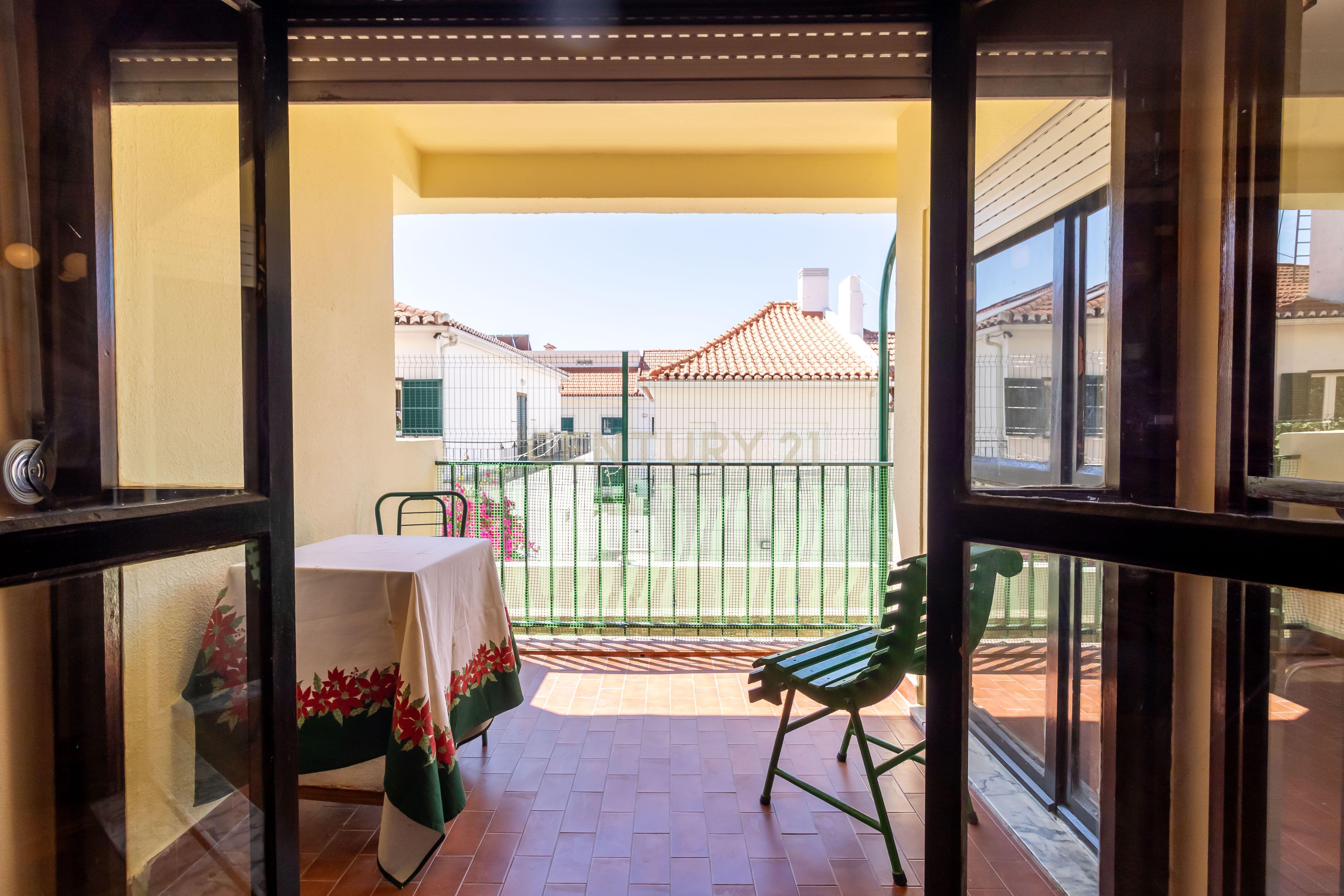 Fotografia 5 de T1 em Caselas com varanda e vista desafogada – Excelente oportunidade para remodelar a gosto
