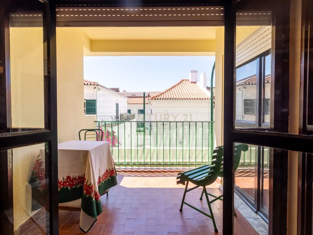T1 em Caselas com varanda e vista desafogada – Excelente oportunidade para remodelar a gosto - Image 5